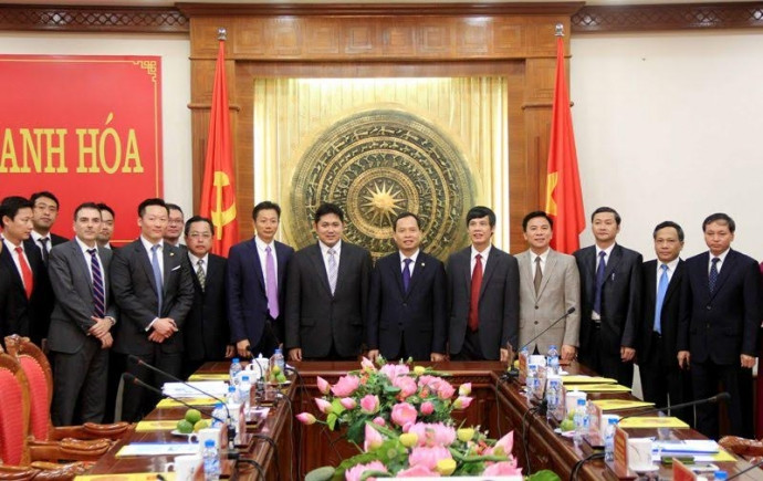 Ban lãnh đạo tỉnh Thanh Hóa chụp hình lưu niệm cùng Hoàng tử Brunei và các nhà đầu tư nước ngoài 3