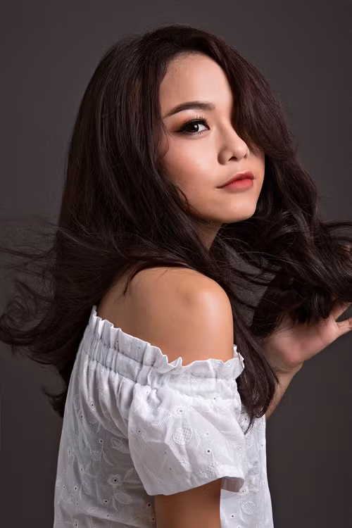 Gây ấn tượng với hình ảnh trẻ trung, mộc mạc bên cây đàn ghi-ta cùng những bản cover như: The show, Im your...ở tuổi 16, Thái Trinh được khá nhiều bạn trẻ biết đến và yêu mến. Từ sau khi tham gia The Voice mùa đầu tiên và về đội Hồ Ngọc Hà dù không đi sâu vào chung kết nhưng thời điểm đó, cô cũng được công chúng ghi nhận về sự trưởng thành.