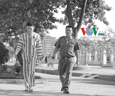 sát thủ lê văn luyện đọc sách phật, học châm cứu, bấm huyệt trong tù hình 0 sat thu le van luyen doc sach phat, hoc cham cuu, bam huyet trong tu hinh 0