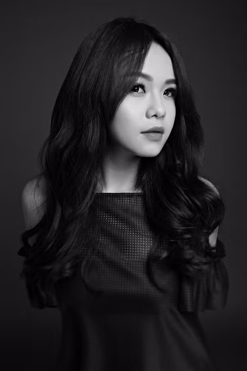 Với hình tượng và phong cách này, Thái Trinh nhận nhiều ý kiến phản đối vì đi lối mòn gợi cảm của thị trường âm nhạc.