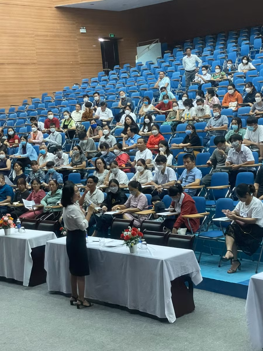 Trường THCS - THPT Nguyễn Khuyến tư vấn cho phụ huynh học sinh trước khi đăng ký nhóm môn lựa chọn. (Ảnh: NTCC).