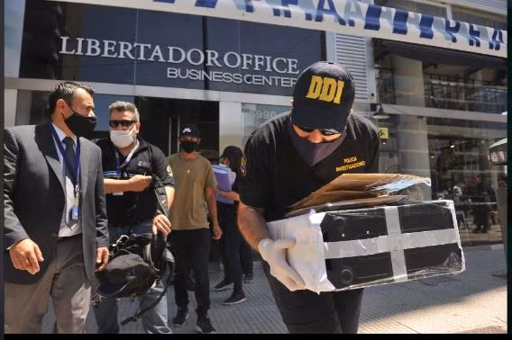 Cảnh sát đã mang đi một số tài liệu tại nhà bác sĩ riêng của Maradona.