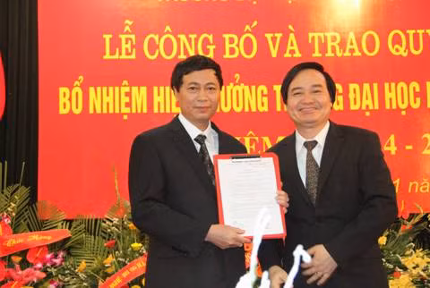 Giám đốc ĐH Quốc gia Hà Nội - PGS.TS Phùng Xuân Nhạ (bên phải) trao Quyết định bổ nhiệm Hiệu trưởng Trường ĐH Khoa học Tự nhiên cho PGS.TS Nguyễn Văn Nội.