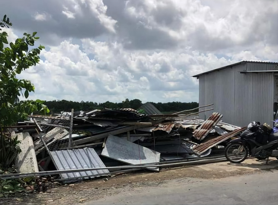 Mưa giông và lốc làm sập hoàn toàn 1 căn nhà trên địa bàn xã Mỹ An, huyện Chợ Mới.