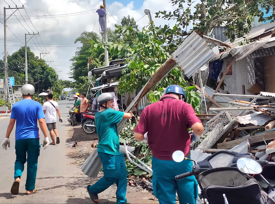 Lực lượng 4 tại chỗ hỗ trợ người dân sửa chữa lại nhà ở sớm ổn định cuộc sống.