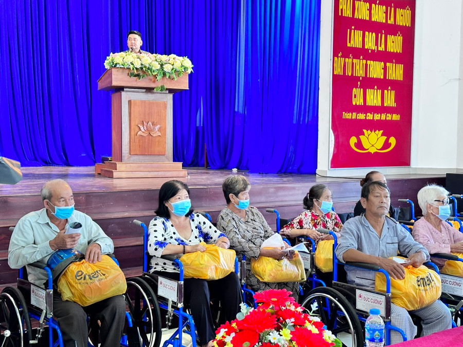 Trao tặng xe lăn và quà cho người khuyết tật. Trao tặng xe lăn và quà cho người khuyết tật.