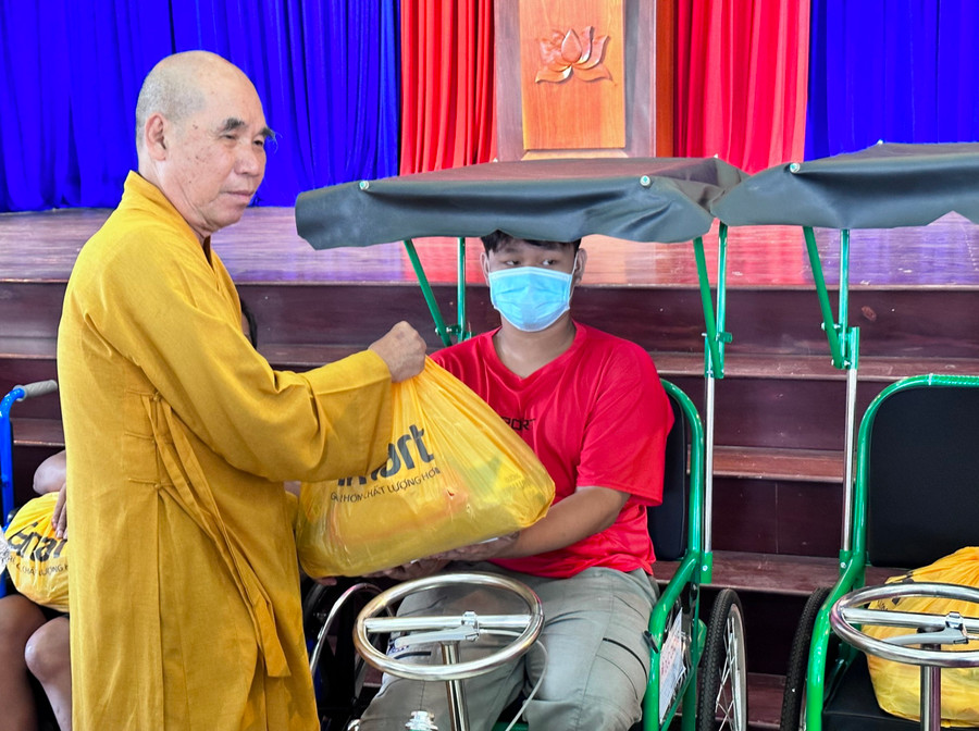 Trao xe lắc cho người khuyết tật. Trao xe lắc cho người khuyết tật.
