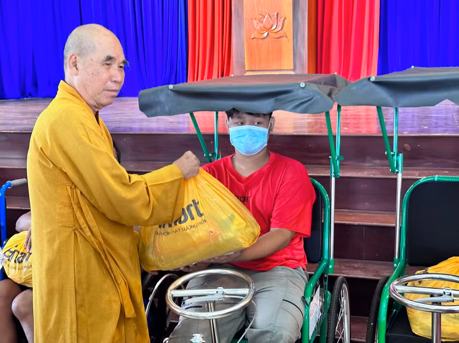 Trao xe lắc cho người khuyết tật.