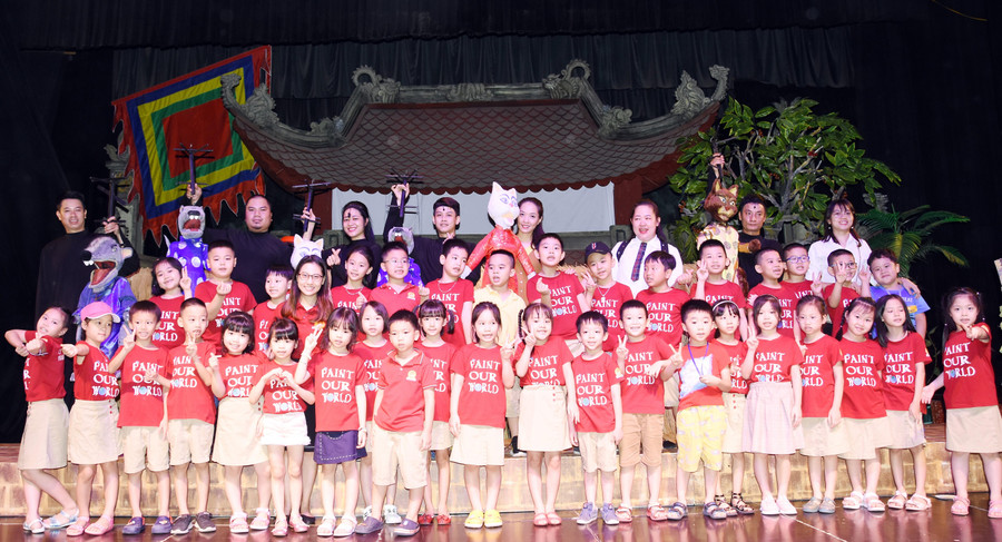 Học sinh Trường Tiểu học Lý Thái Tổ (Hà Nội) trải nghiệm nghệ thuật xiếc rối tại Nhà hát múa rối Thăng Long.