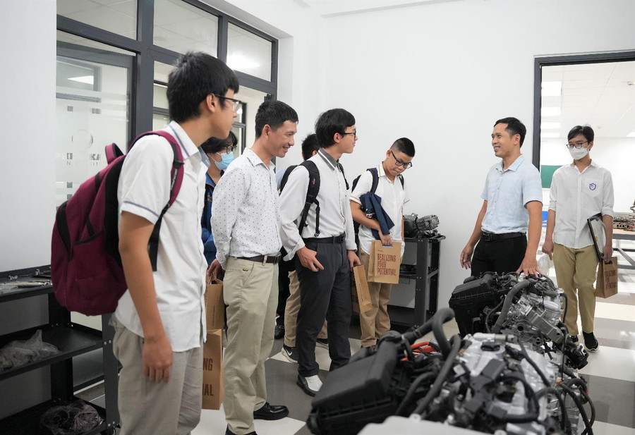 Thầy cô và học sinh tham gia trải nghiệm phòng thí nghiệm tại Phenikaa.