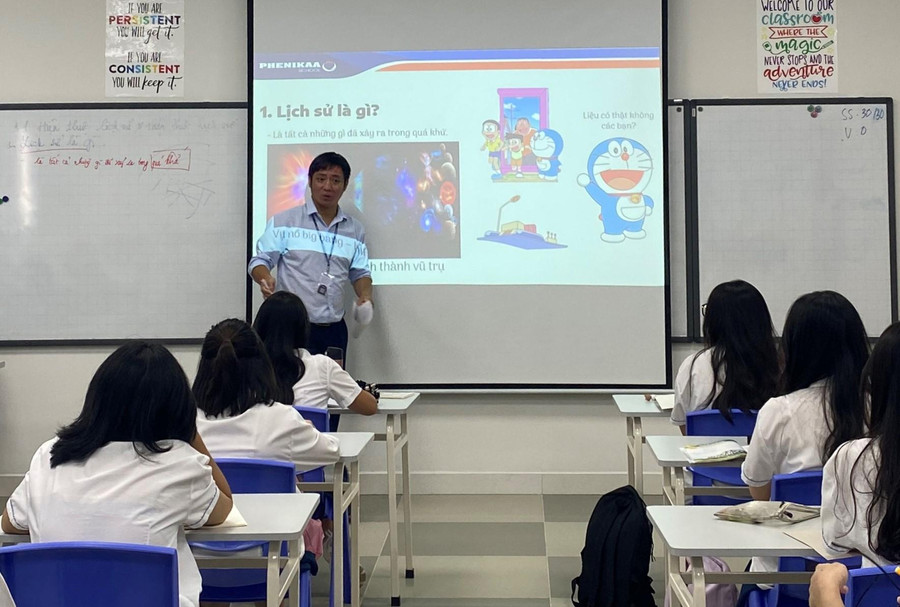 Thầy Phạm Văn Giềng trong giờ dạy Lịch sử tại Trường THCS-THPT Phenikaa.
