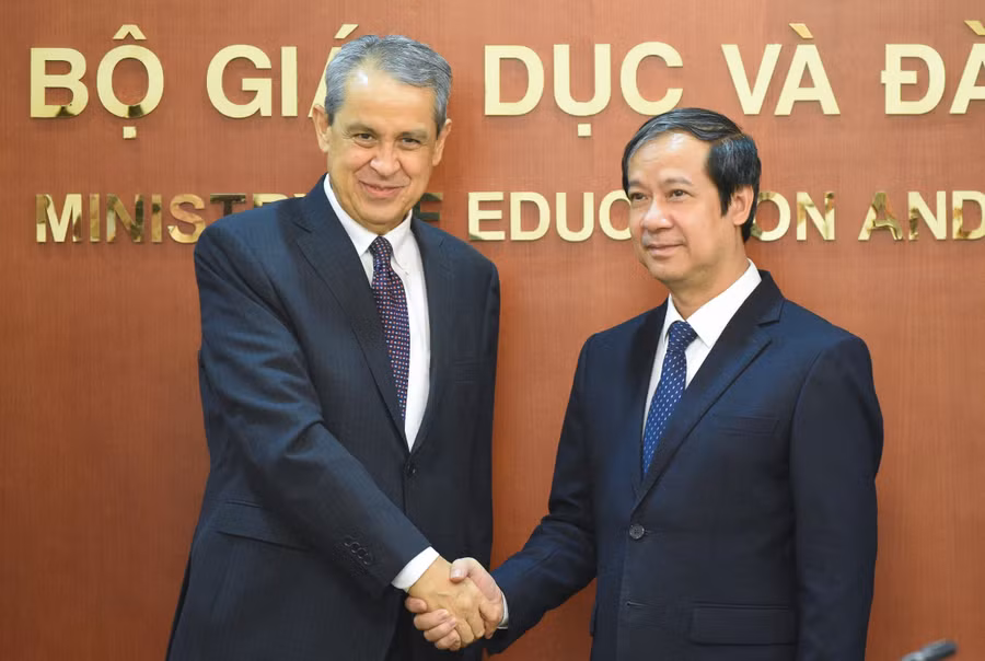 Bộ trưởng Nguyễn Kim Sơn và ngài Alejandro Negrín.