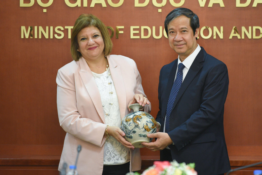 Bộ trưởng Nguyễn Kim Sơn tặng quà lưu niệm cho bà Amal Abdel Kader Elmorsi Salama, nhân dịp Đại sứ đến thăm, làm việc với Bộ GD&amp;ĐT.