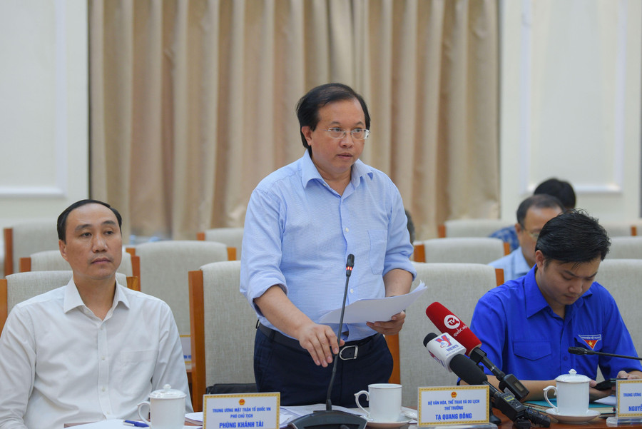 Thứ trưởng Bộ Văn hóa, Thể thao và Du lịch Tạ Quang Đông phát biểu tại hội nghị.