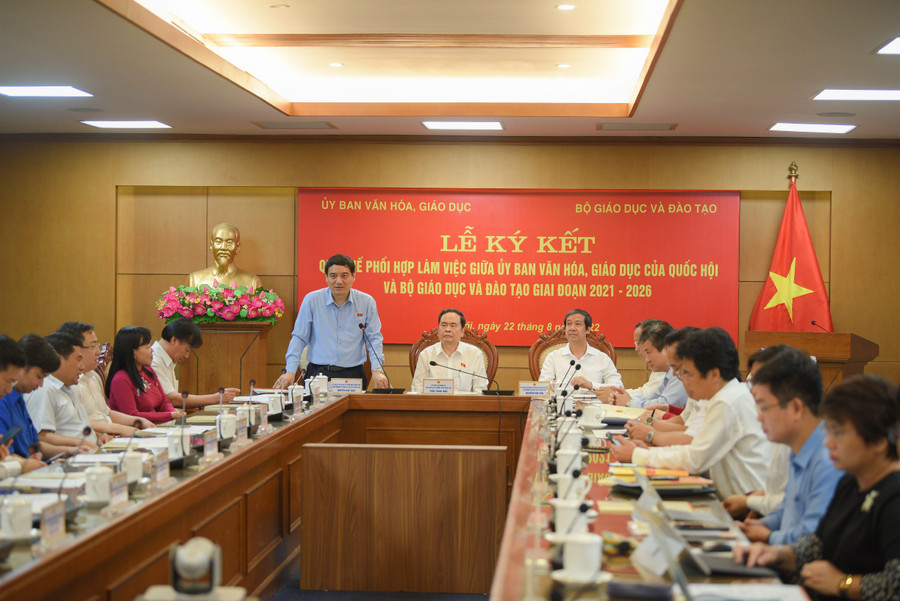 Chủ nhiệm Ủy ban Văn hóa, Giáo dục Nguyễn Đắc Vinh phát biểu tại lễ ký kết. Chủ nhiệm Ủy ban Văn hóa, Giáo dục Nguyễn Đắc Vinh phát biểu tại lễ ký kết.