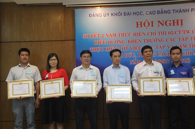 Các cá nhân thực hiện tốt việc học tập và làm theo tư tưởng, đạo đức, phong cách Hồ Chí Minh năm 2018 nhận giấy khen của Đảng ủy Khối