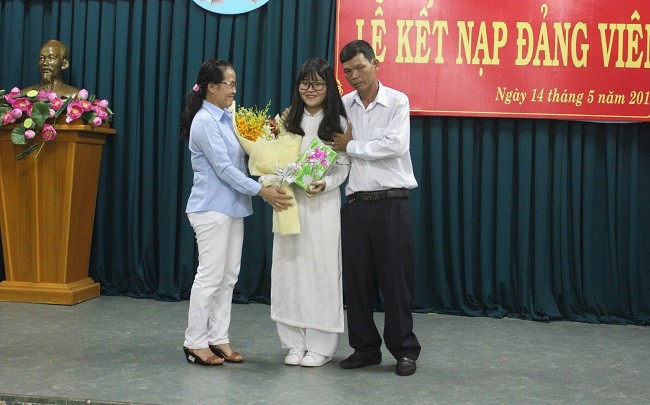 Gia đình xúc động và tự hào vì cô con gái Mai Trâm vinh dự được đứng trong hàng ngũ của Đảng