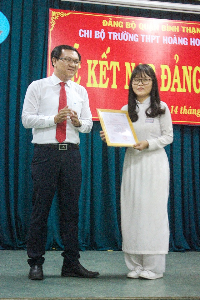 Đồng chí Trần Dư Ngọc Mai Trâm nhận quyết định Kết nạp đảng viên