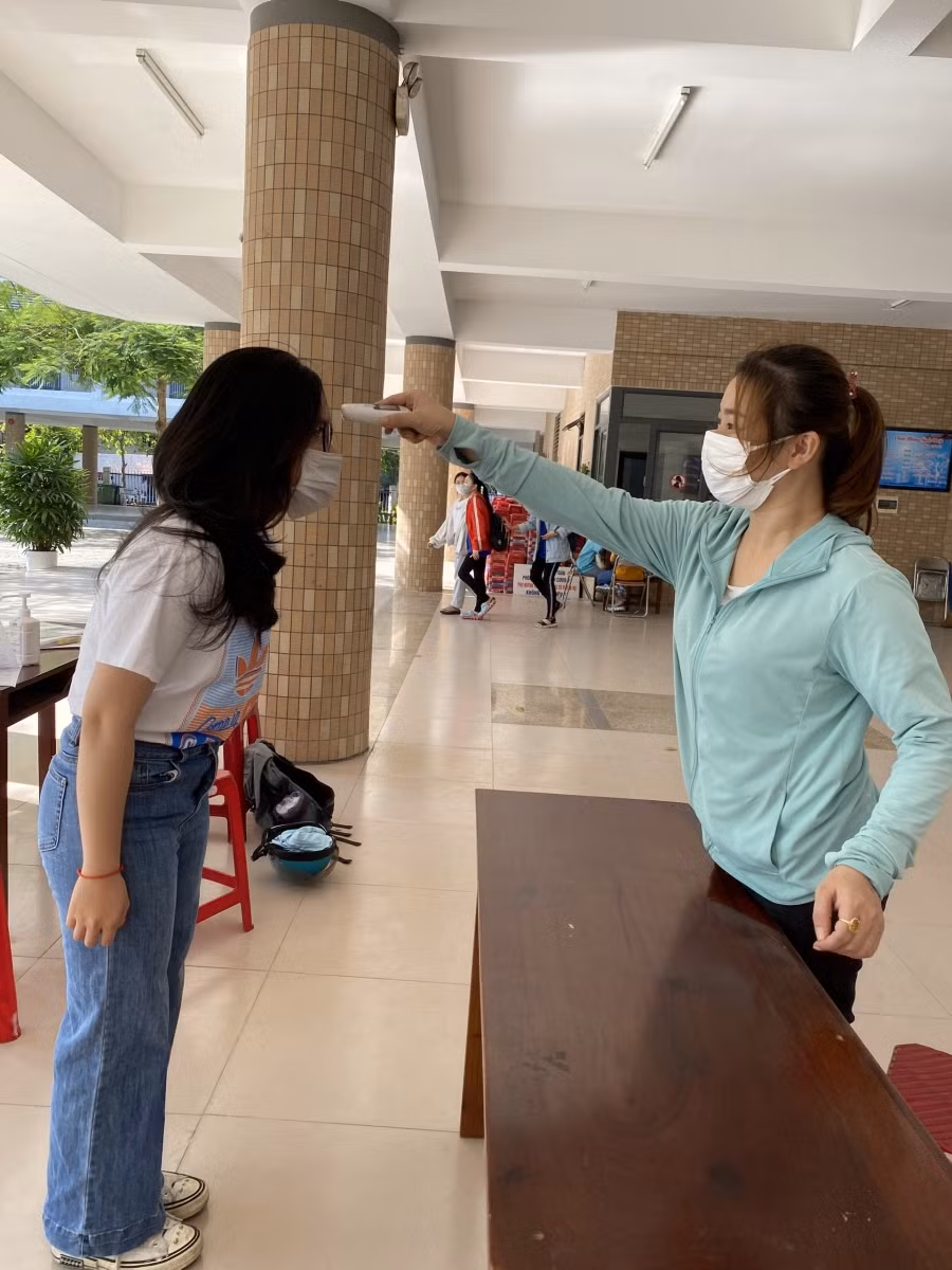 Trường THPT Phan Châu Trinh đo thân nhiệt HS khối 12 đến trường nộp hồ sơ đăng ký dự thi tốt nghiệp THTP.