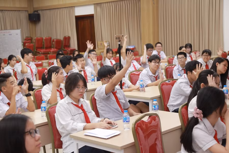 Các em học sinh lớp 8A1 mạnh dạn đặt câu hỏi và mong muốn cùng thầy Đỗ Thái Đăng.