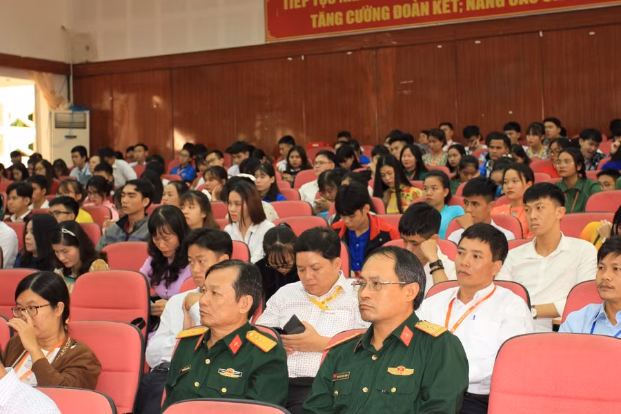 Cán bộ, giảng viên, sinh viên Trường Đại học Tây Nguyên tham dự buổi Lễ.