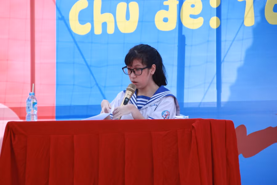 Hải Âu chia sẻ câu chuyện của chính mình tại lễ khai giảng