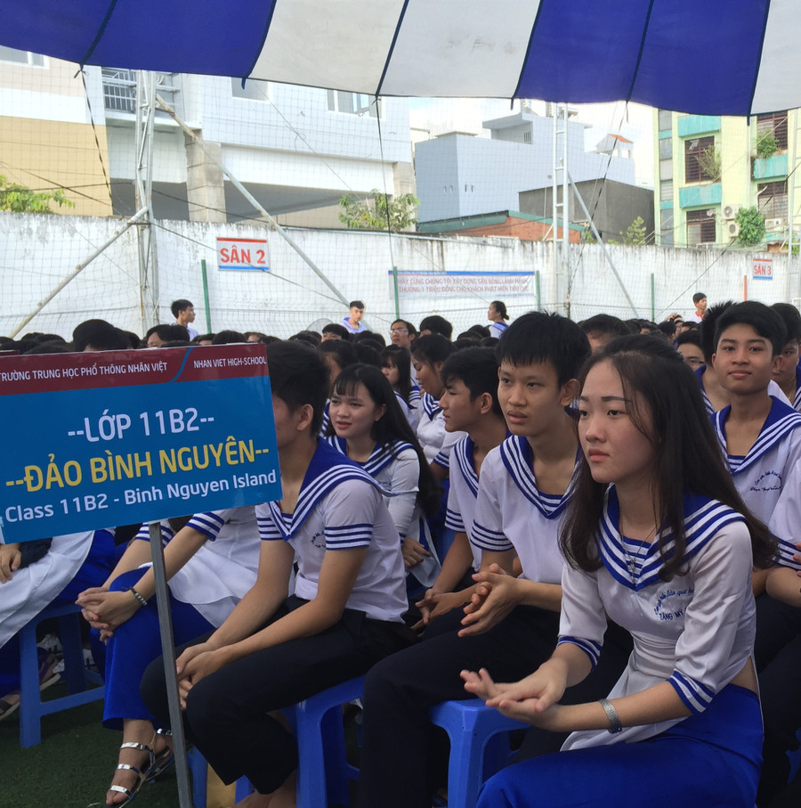 Học sinh cùng trường chăm chú lắng nghe chia sẻ của bạn Hải Âu