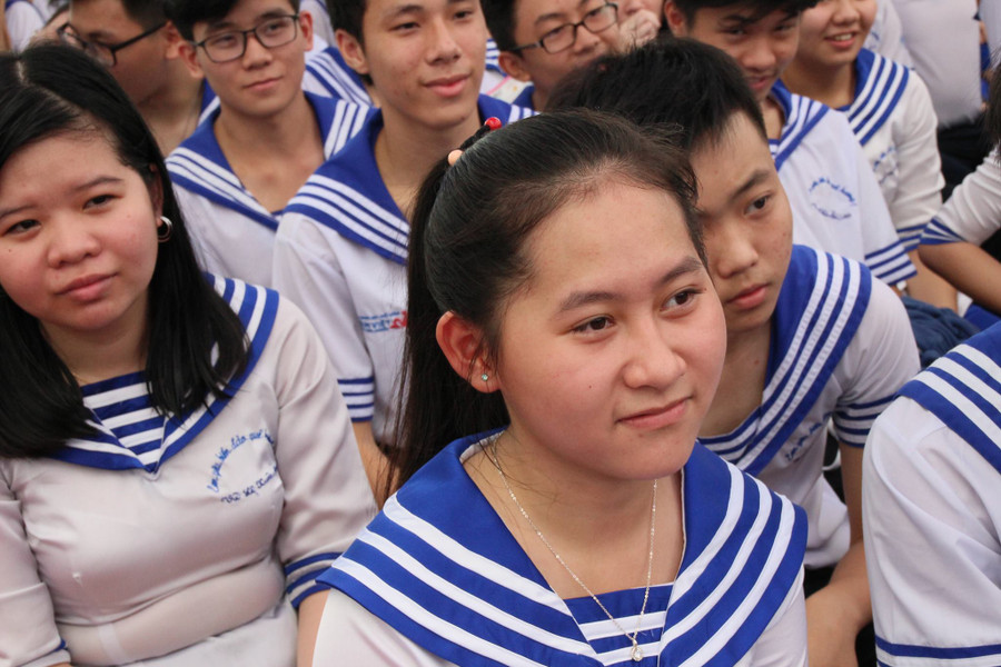 Những học sinh cùng trường ngưỡng mộ, khâm phục ý chí, nghị lực và ước mơ cháy bỏng của bạn mình