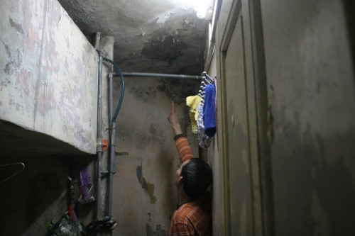 Cận cảnh ngôi nhà Hà Nội dân đội nón khi đi vệ sinh - Ảnh 3 Cận cảnh ngôi nhà Hà Nội dân đội nón khi đi vệ sinh - Ảnh 3