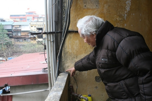 Cận cảnh ngôi nhà Hà Nội dân đội nón khi đi vệ sinh - Ảnh 5 Cận cảnh ngôi nhà Hà Nội dân đội nón khi đi vệ sinh - Ảnh 5