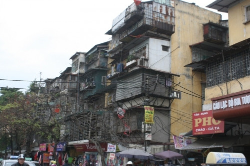 Cận cảnh ngôi nhà Hà Nội dân đội nón khi đi vệ sinh - Ảnh 4 Cận cảnh ngôi nhà Hà Nội dân đội nón khi đi vệ sinh - Ảnh 4