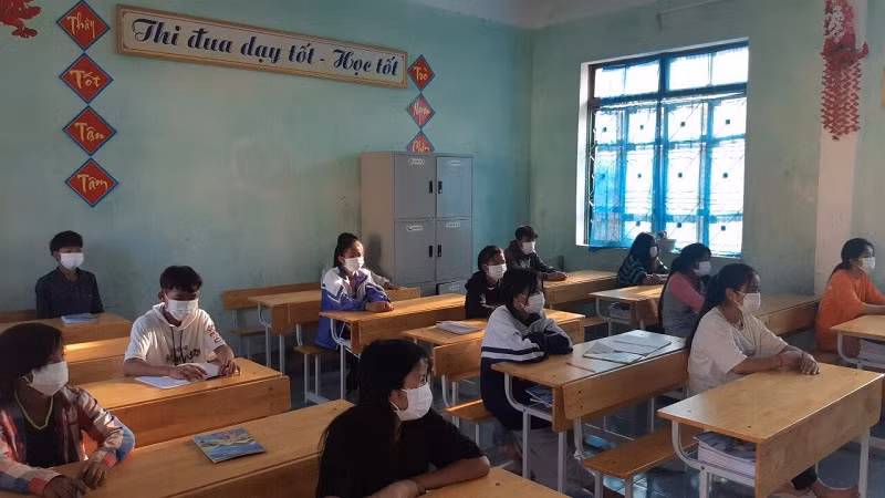 Số lượng HS lớp 9 Trường PTDTNT THCS Bố Trạch (Quảng Bình) đăng ký thi vào lớp 10 khá ít nhưng công tác ôn tập vẫn nghiêm túc. Ảnh: NTCC