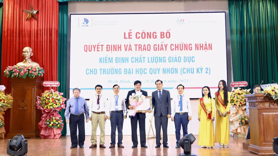 Trường ĐH Quy Nhơn nhận Giấy chứng nhận kiểm định chất lượng giáo dục chu kỳ 2. 