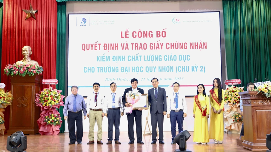 Trường ĐH Quy Nhơn nhận Giấy chứng nhận kiểm định chất lượng giáo dục chu kỳ 2. 