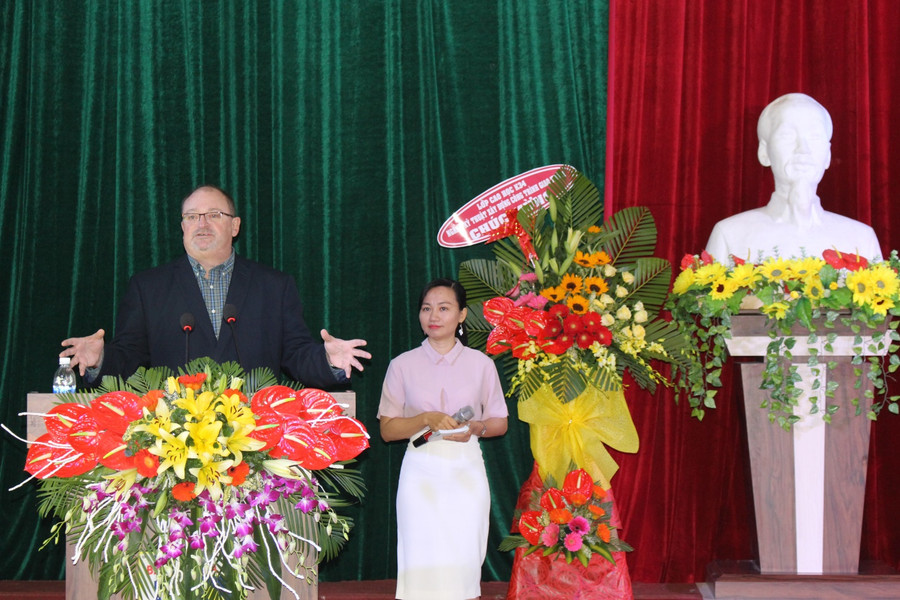 Ông Kevin Loebbaka - Giám đốc Tập đoàn UAC tham dự Lễ trao bằng tốt nghiệp tại trường Đại học Bách khoa – Đại học Đà Nẵng và chính thức đặt hàng đào tạo nguồn nhân lực chất lượng cao cho Dự án Ông Kevin Loebbaka - Giám đốc Tập đoàn UAC tham dự Lễ trao bằng tốt nghiệp tại trường Đại học Bách khoa – Đại học Đà Nẵng và chính thức đặt hàng đào tạo nguồn nhân lực chất lượng cao cho Dự án