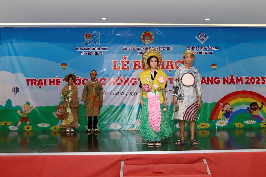 Các em thi thời trang môi trường.