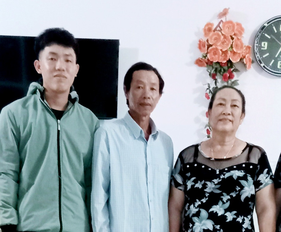 Em Trần Trường Vũ cùng cha mẹ. Em Trần Trường Vũ cùng cha mẹ.