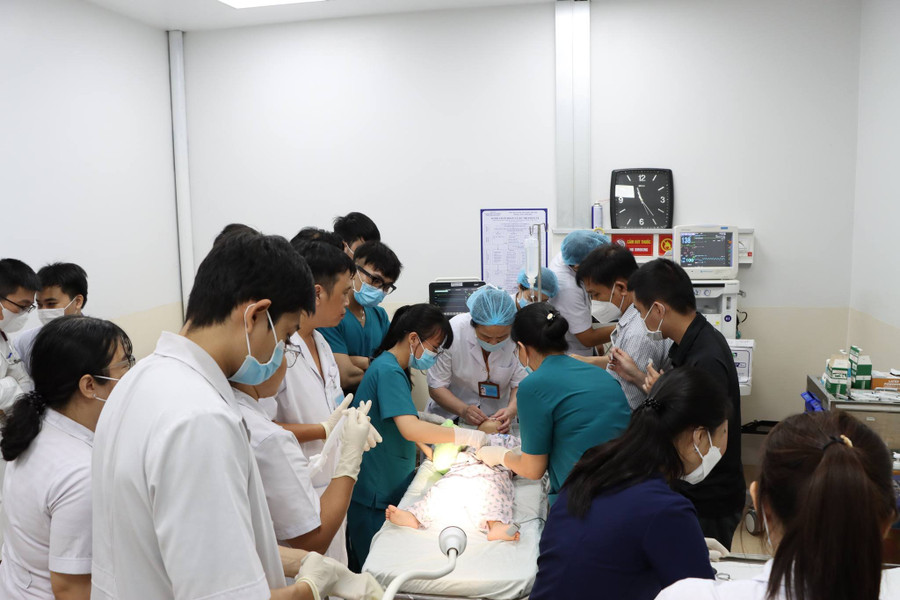 Đội ngũ bác sĩ xạ trị, kỹ sư y vật lý, kỹ thuật viên xạ trị, và ê-kíp gây mê tiến hành xạ trị thành công lần đầu cho bệnh nhi. (Ảnh: BVCC)