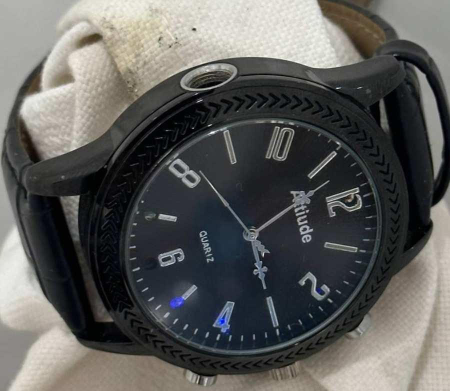 Chiếc đồng hồ cơ được phát hiện giấu dưới khăn trắng, nóng và có đèn nhấp nháy.