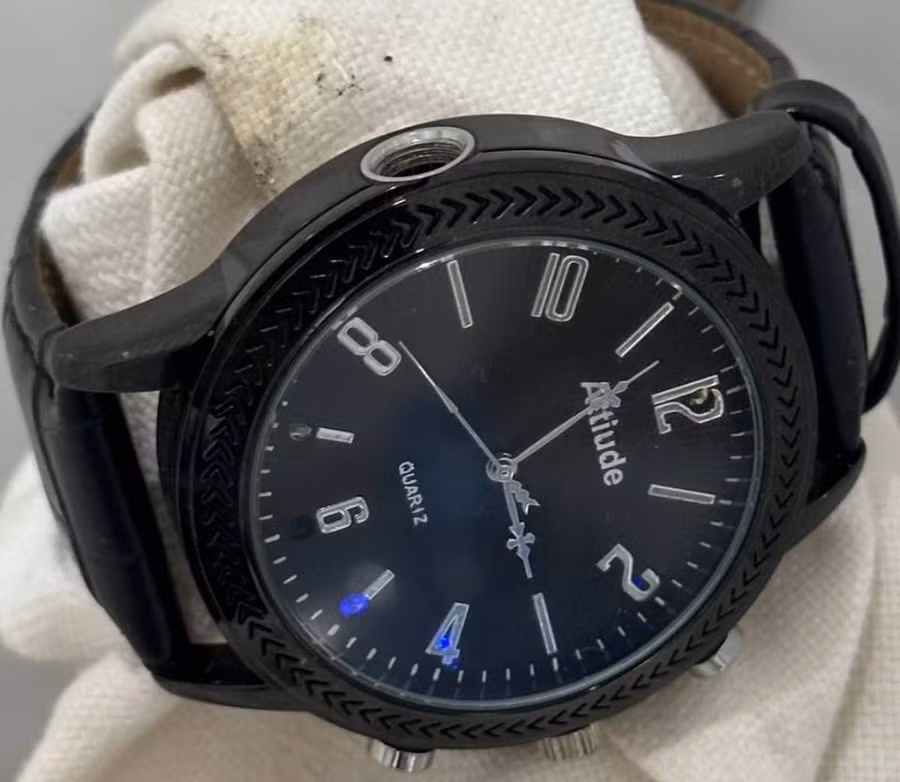 Chiếc đồng hồ cơ được phát hiện giấu dưới khăn trắng, nóng và có đèn nhấp nháy.