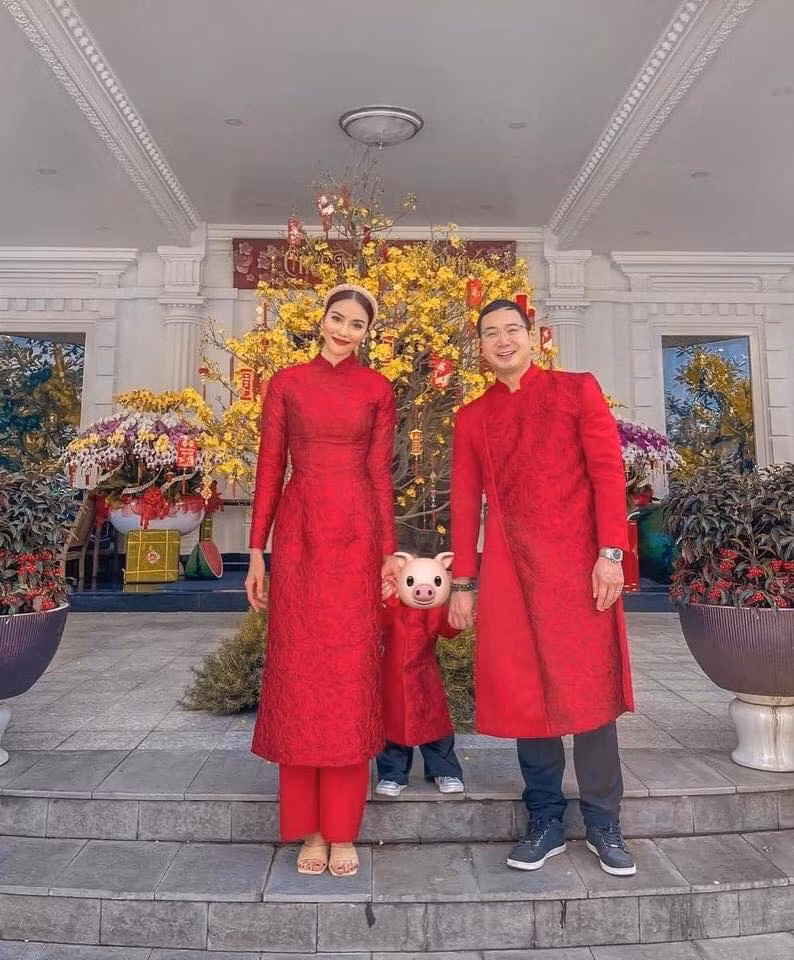 Gia đình nhỏ của Lan Khuê và ông xã doanh nhân cùng chọn diện áo dài đỏ nổi bật trong ngày đầu Xuân năm mới Tân Sửu.