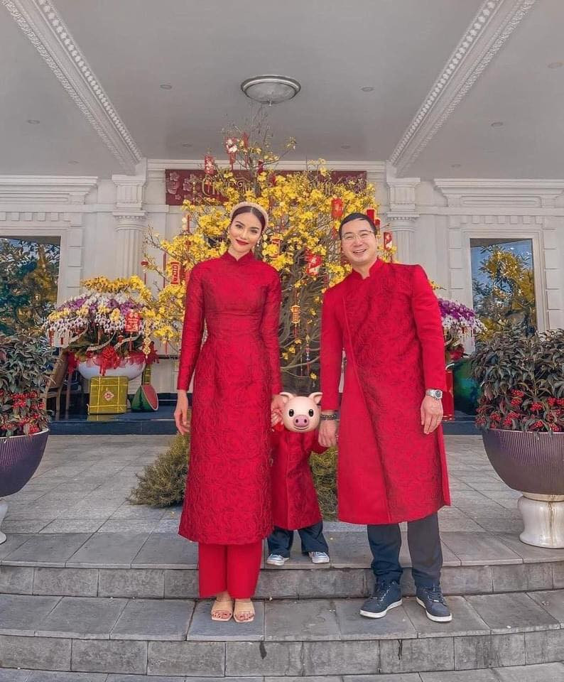 Gia đình nhỏ của Lan Khuê và ông xã doanh nhân cùng chọn diện áo dài đỏ nổi bật trong ngày đầu Xuân năm mới Tân Sửu. Gia đình nhỏ của Lan Khuê và ông xã doanh nhân cùng chọn diện áo dài đỏ nổi bật trong ngày đầu Xuân năm mới Tân Sửu.
