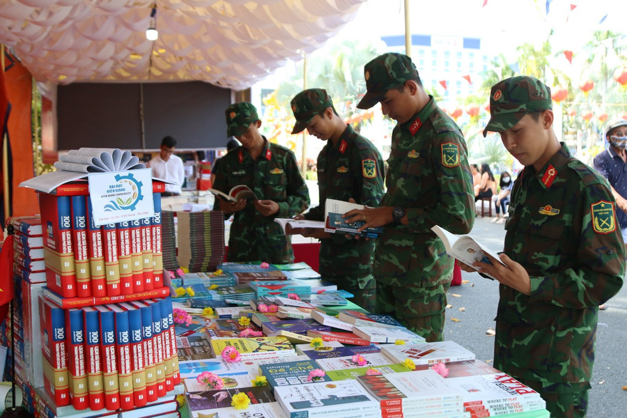 Chiến sĩ tham quan, đọc sách tại gian hàng Trường ĐH Kiên Giang. Chiến sĩ tham quan, đọc sách tại gian hàng Trường ĐH Kiên Giang.