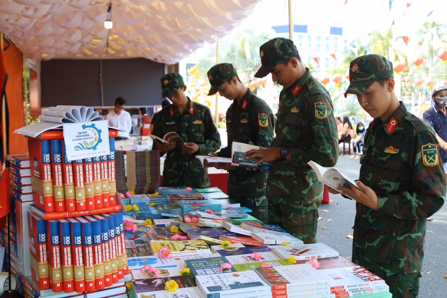 Chiến sĩ tham quan, đọc sách tại gian hàng Trường ĐH Kiên Giang.