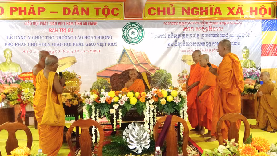 Lễ dâng y chúc thọ trưởng lão hòa thượng Chau Ty.