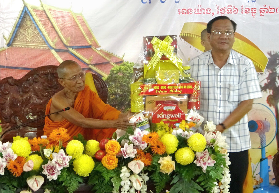 Phó Chủ tịch Uỷ ban MTTQ Việt Nam tỉnh An Giang - Trương Hoàng Trọng chúc mừng hòa thượng Chau Ty. Phó Chủ tịch Uỷ ban MTTQ Việt Nam tỉnh An Giang - Trương Hoàng Trọng chúc mừng hòa thượng Chau Ty.