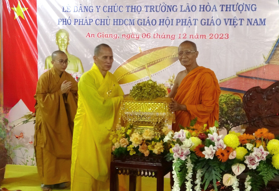 Hòa thượng Thích Thiện Thống, Phó Chủ tịch Hội đồng Trị sự Giáo hội Phật giáo Việt Nam, Trưởng ban Trị sự Giáo hội Phật giáo Việt Nam tỉnh An Giang chúc mừng hòa thượng Chau Ty. Hòa thượng Thích Thiện Thống, Phó Chủ tịch Hội đồng Trị sự Giáo hội Phật giáo Việt Nam, Trưởng ban Trị sự Giáo hội Phật giáo Việt Nam tỉnh An Giang chúc mừng hòa thượng Chau Ty.