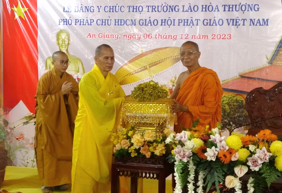 Hòa thượng Thích Thiện Thống, Phó Chủ tịch Hội đồng Trị sự Giáo hội Phật giáo Việt Nam, Trưởng ban Trị sự Giáo hội Phật giáo Việt Nam tỉnh An Giang chúc mừng hòa thượng Chau Ty.