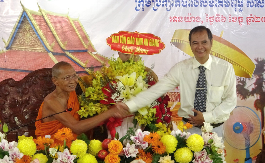 Đại diện các ngành và đại diện Ban Trị sự Giáo hội Phật giáo Việt Nam các địa phương chúc mừng hòa thượng Chau Ty. Đại diện các ngành và đại diện Ban Trị sự Giáo hội Phật giáo Việt Nam các địa phương chúc mừng hòa thượng Chau Ty.