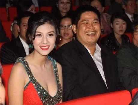 Chan dung nguoi phu nu ben canh Phuoc Sang khi vo no - Anh 3